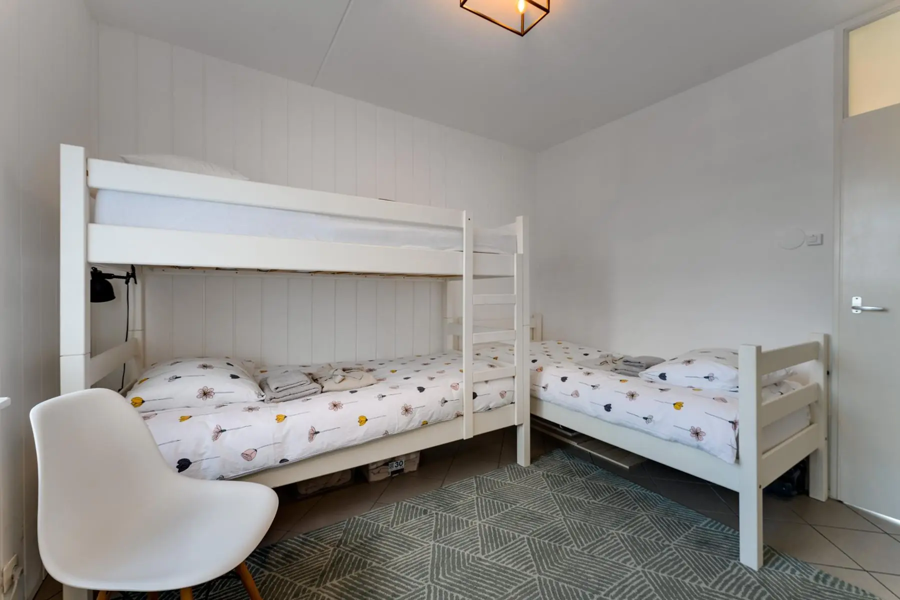 Kinderkamer met stapelbed en eenpersoonsbed
