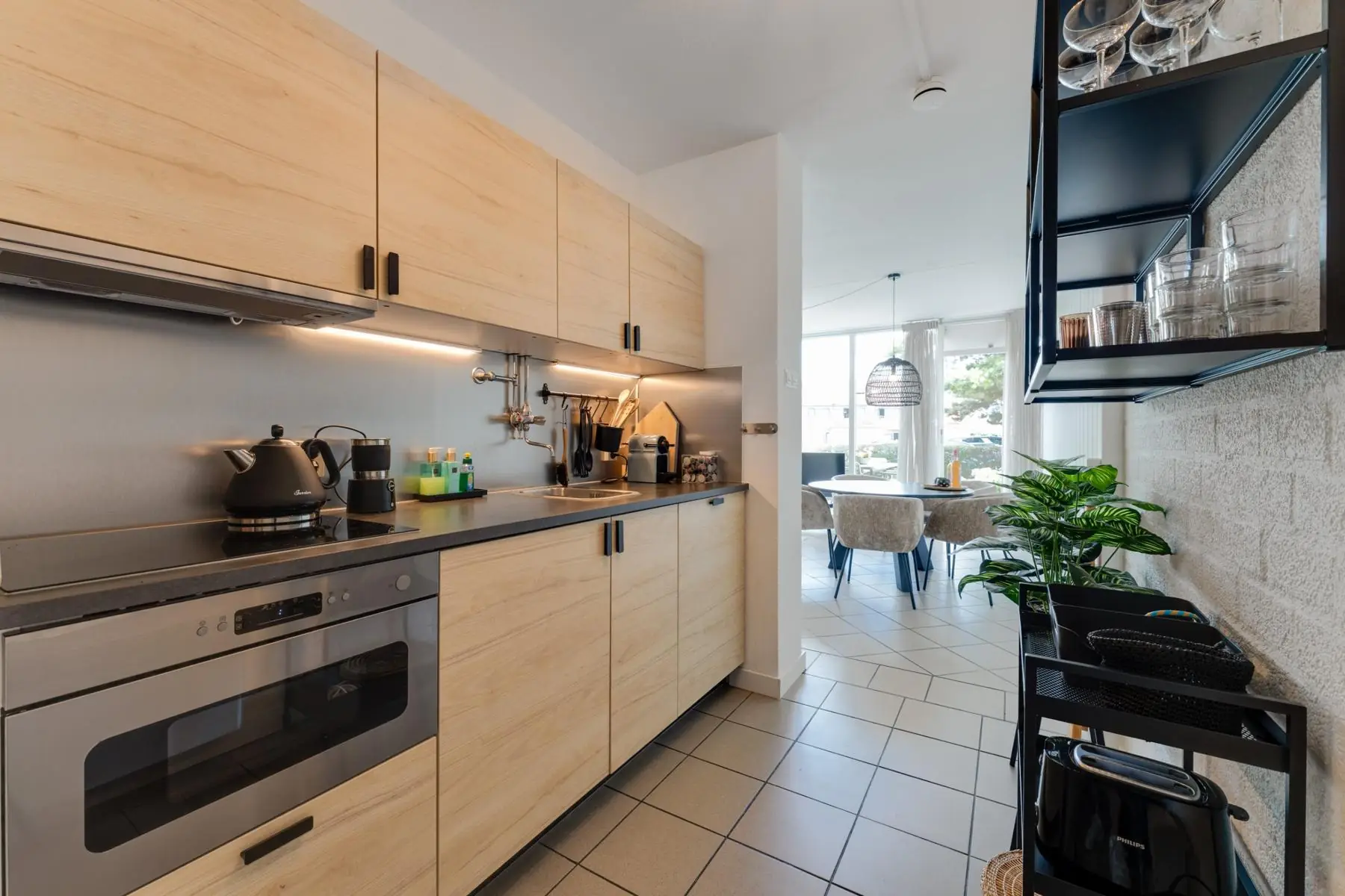 Open keuken met inductie, oven en Nespresso